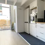 Large Duplex 2br In Center Of 2 Min Walking And Free Parking *
